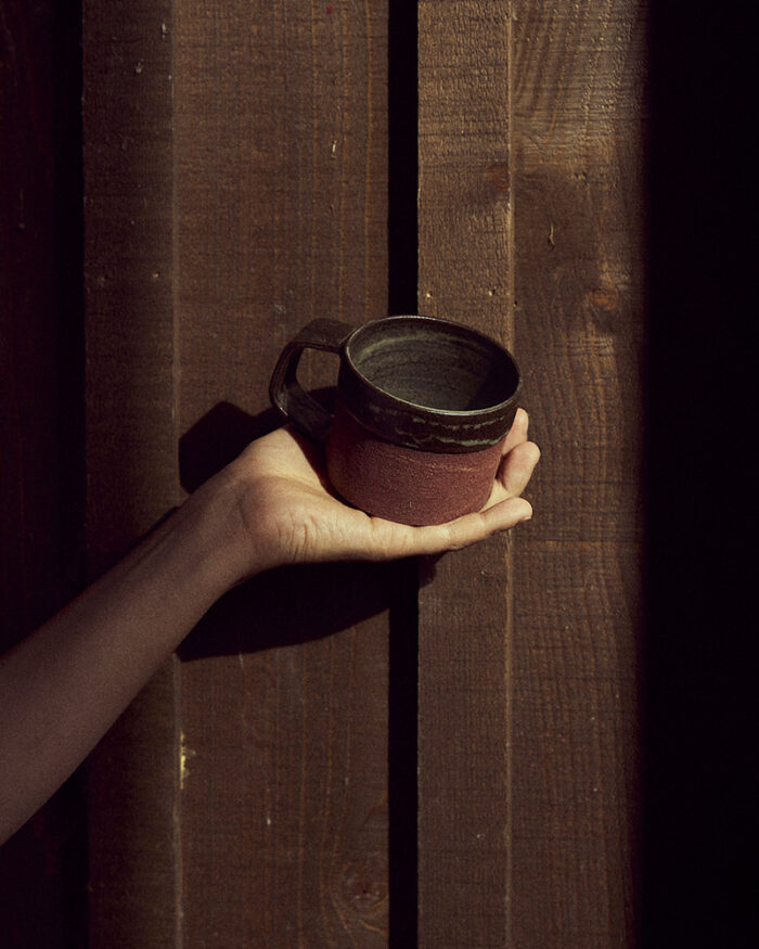 Cunca con asa esmalte semimate irregular en gres vermello