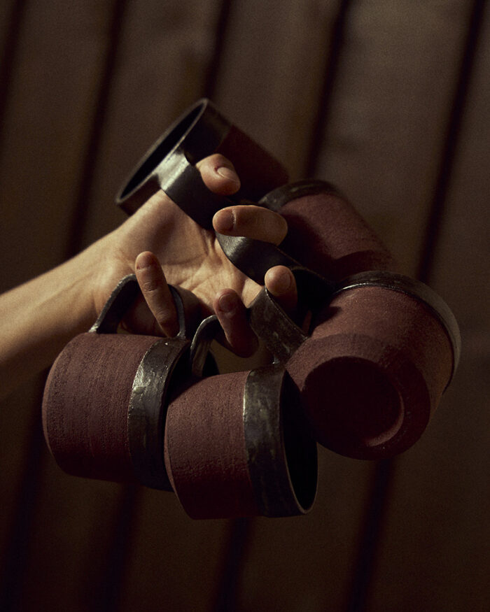 Cunca con asa en gres vermello con esmalte irregular semimate