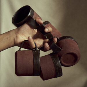 Taza de barro rojo y esmalte oscuro