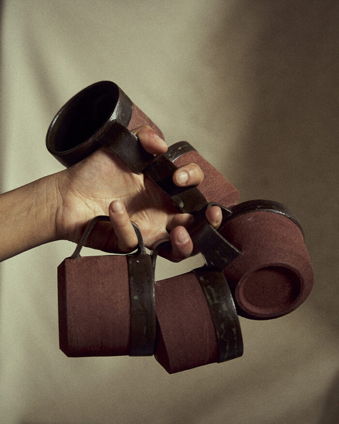 Cunca en gres vermello con asa