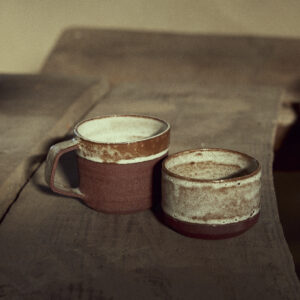 Taza de barro rojo y esmalte claro