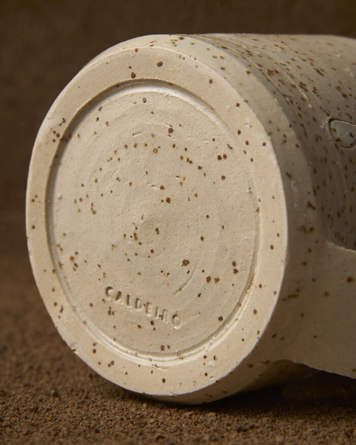 Cunca en gres moteado claro con debuxos de gotas en engobe e esmaltado en transparente azulado brillo