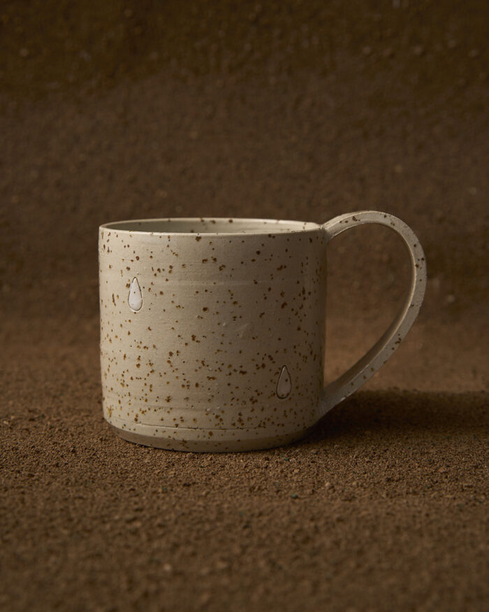 Cunca con asa en gres moteado claro da colección Pingas esmaltada en transparente brillo azulado