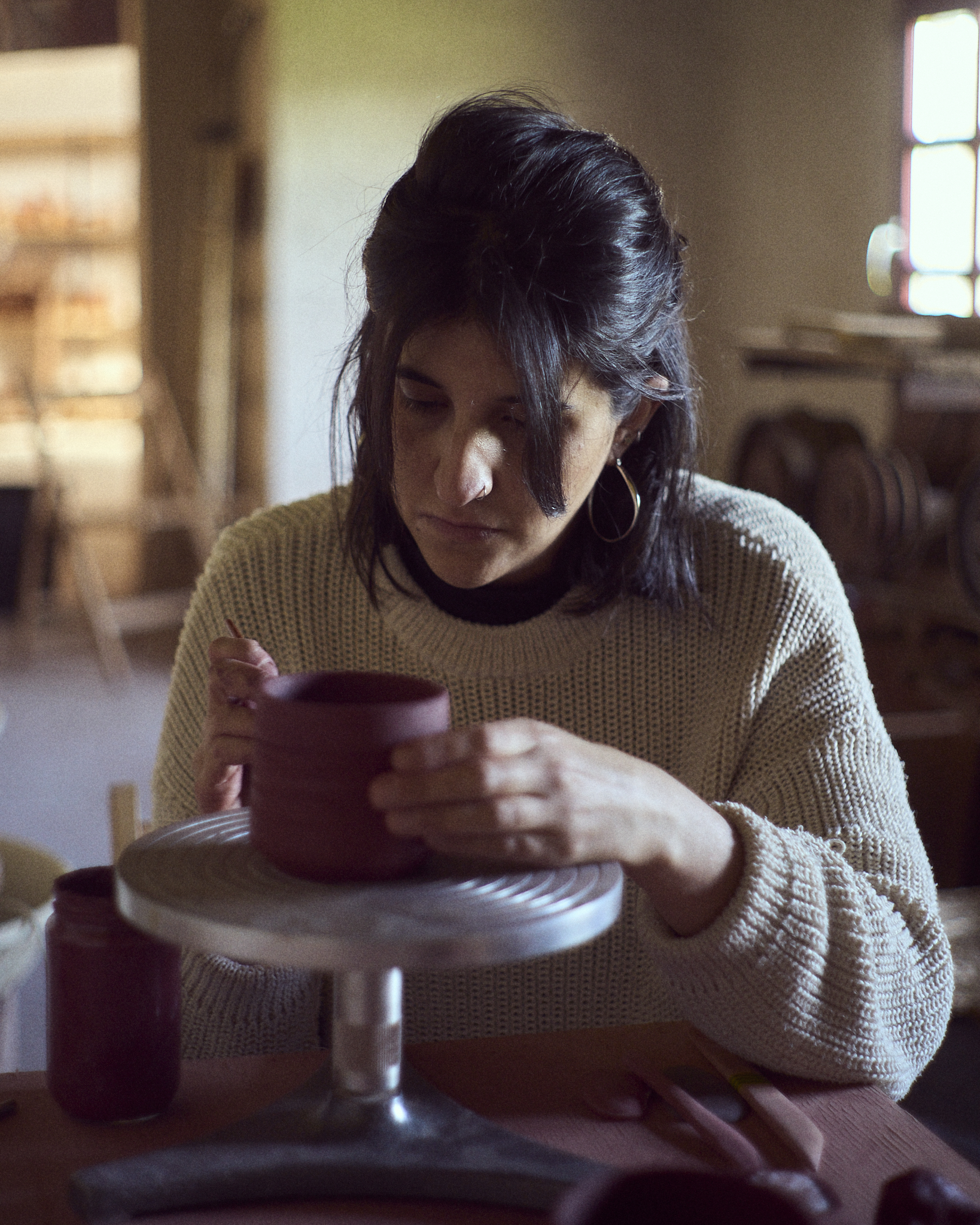 Antía Caldeiro Cerámica working in her ceramic studio