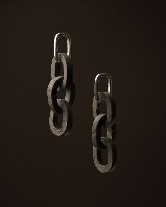 Pendentes Elos en gres chocolate con aro de prata feitos a man en Galicia