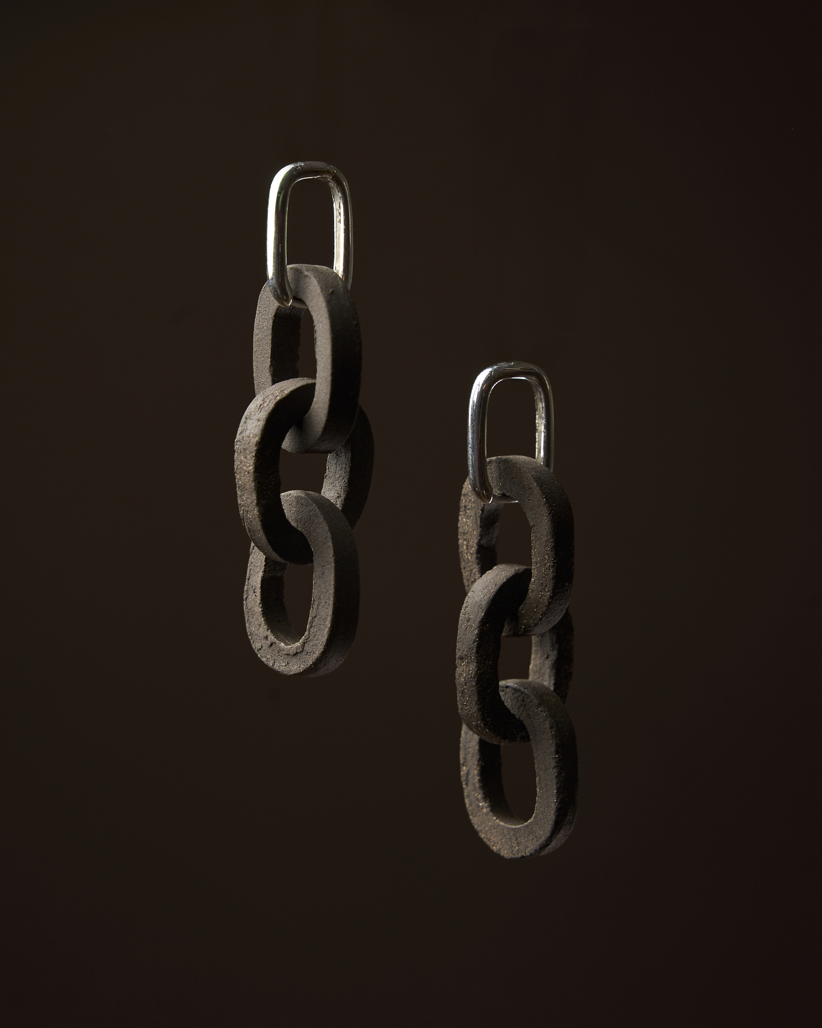 Pendentes Elos en gres chocolate con aro de prata feitos a man en Galicia