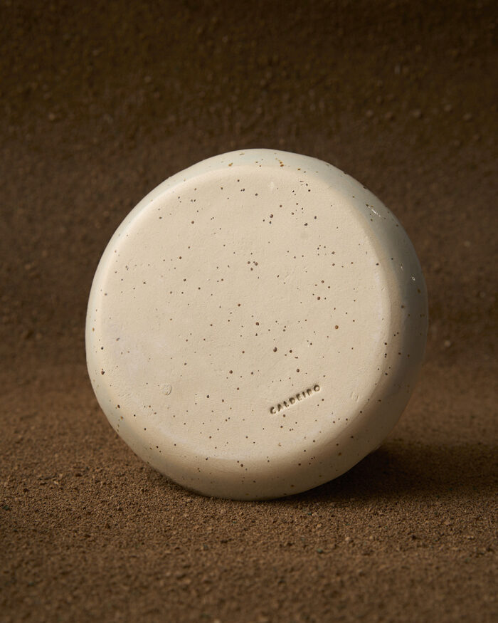 Prato en gres claro moteado con debuxos de gotas debuxados con engobe, da colección Pingas