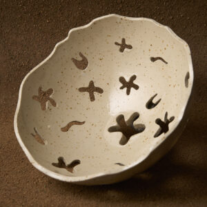 Fruteiro en gres moteado con recortes orgánicos feito a man