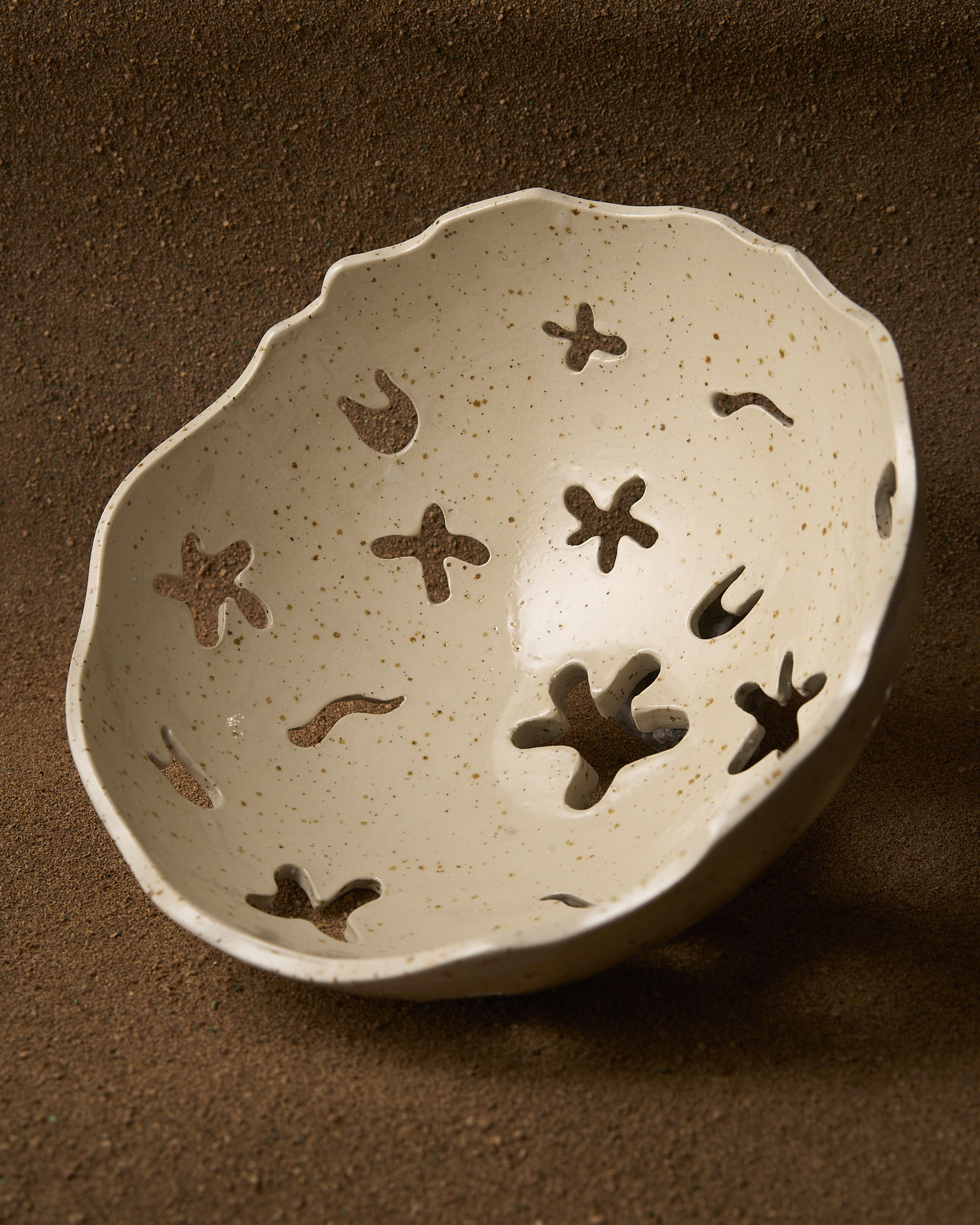 Fruteiro en gres moteado con recortes orgánicos feito a man