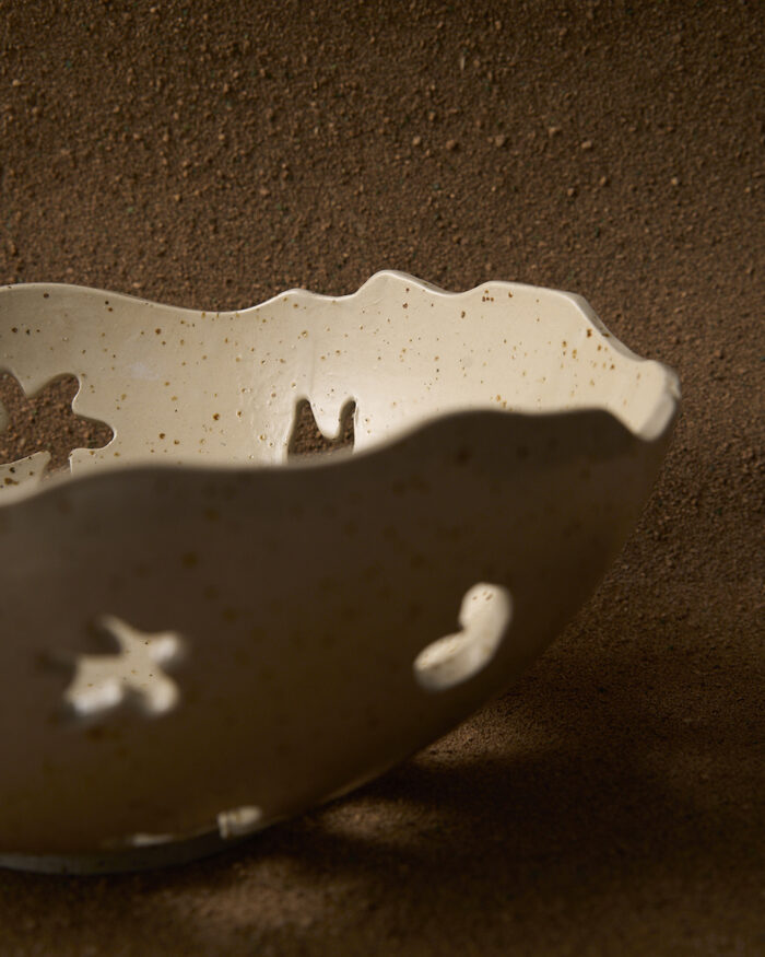 Fruteiro gres moteado claro con recortes de formas orgánicas.