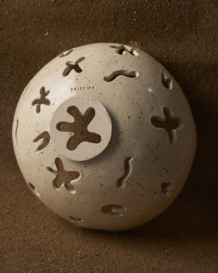 Fruteiro en gres moteado claro con recortes de formas organicas.