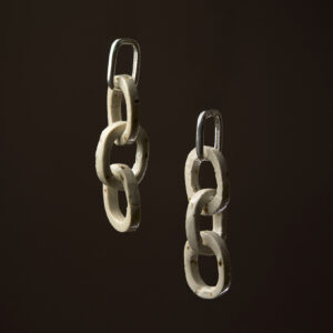 Pendentes Elos en gres moteado con aro de prata feitos a man en Galicia