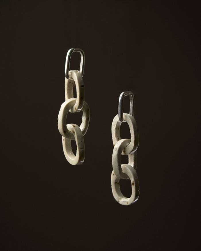 Pendentes Elos en gres moteado con aro de prata feitos a man en Galicia