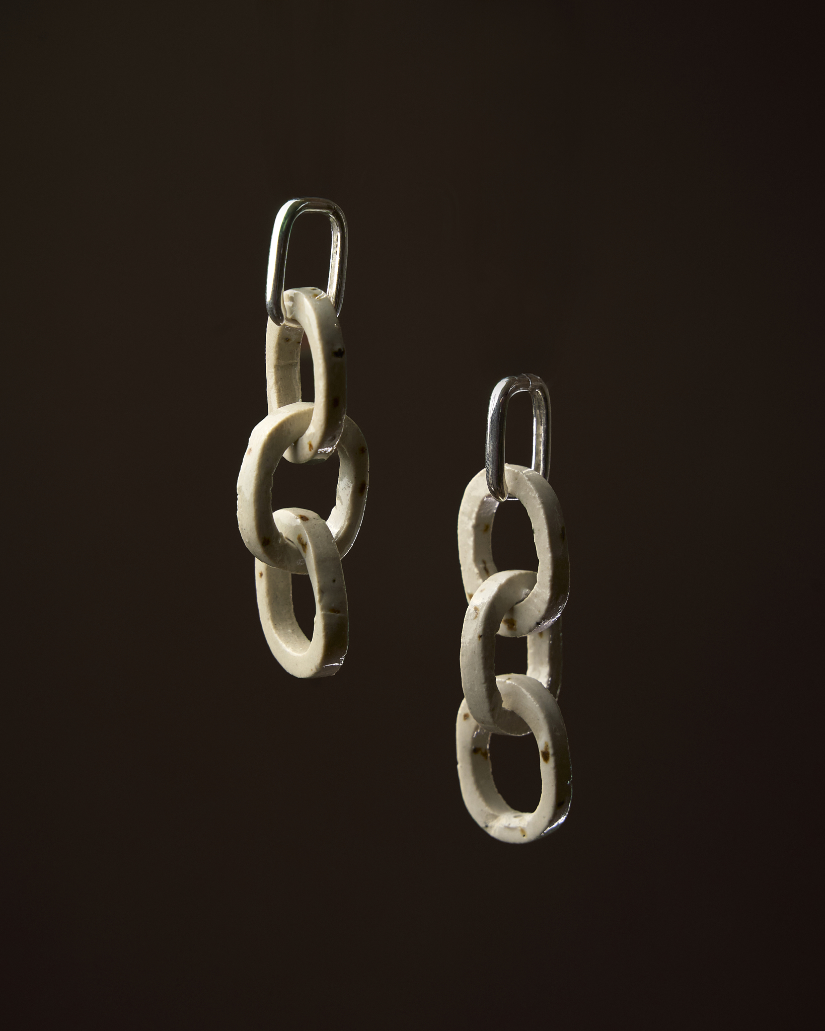 Pendentes Elos en gres moteado con aro de prata feitos a man en Galicia