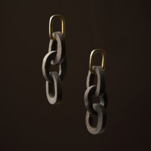 Pendentes Elos en gres chocolate con aro de prata bañada en ouro feitos a man en Galicia