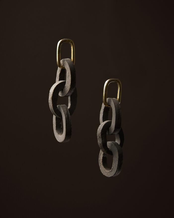 Pendentes Elos en gres chocolate con aro de prata bañada en ouro feitos a man en Galicia