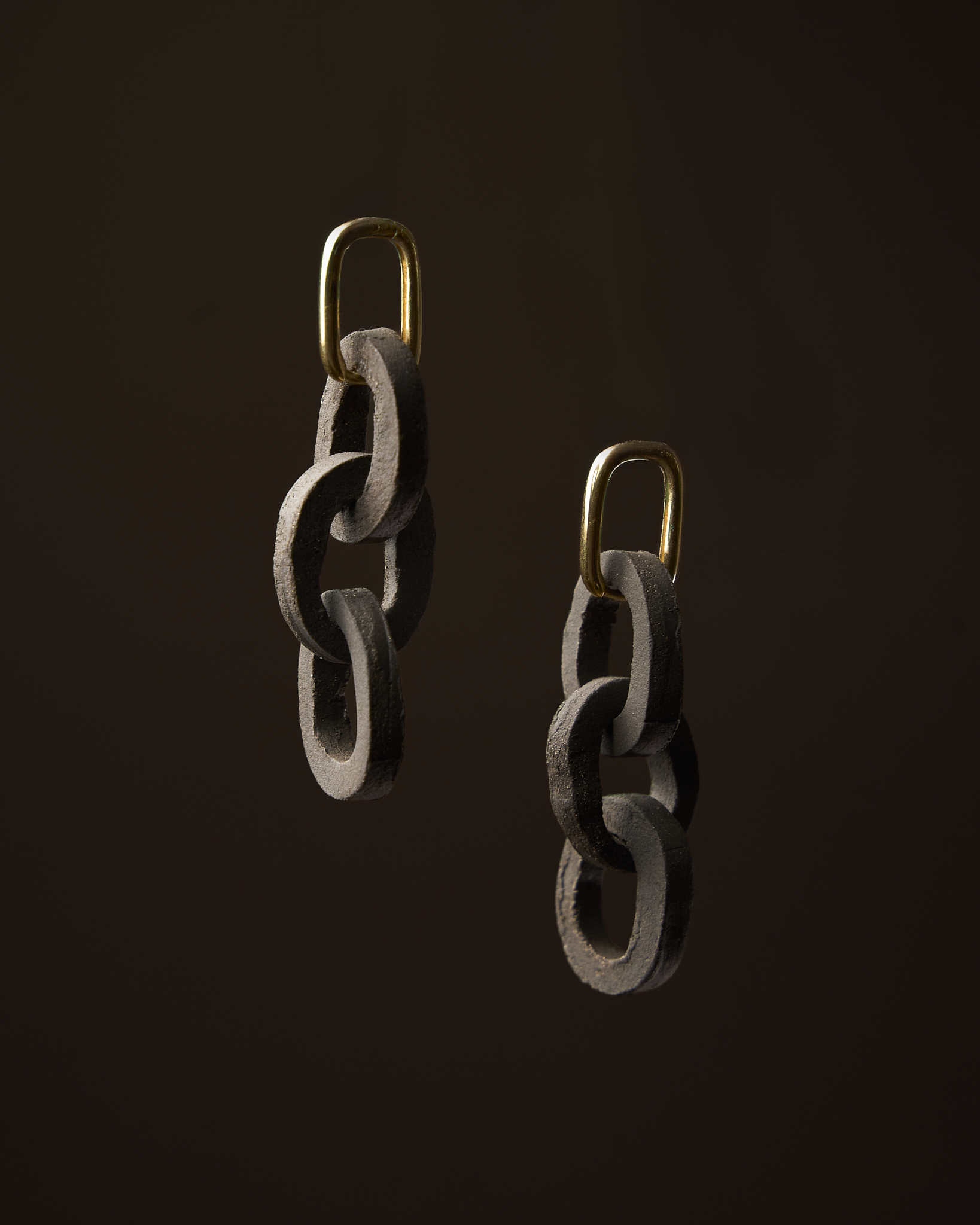 Pendentes Elos en gres chocolate con aro de prata bañada en ouro feitos a man en Galicia