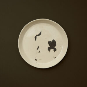 Prato gres claro con incrustacions organicas tecnica nerikomi