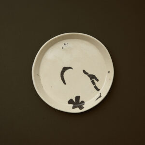 Prato gres claro con incrustacions escuras coa tecnica nerikomi