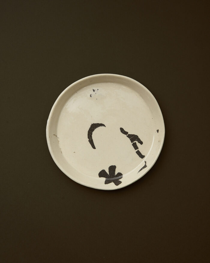 Prato gres claro con incrustacions escuras coa tecnica nerikomi