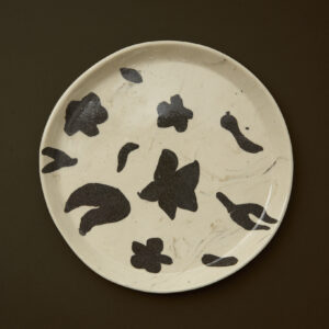 Prato medianoo en nerikomi con formas orgánicas en gres claro