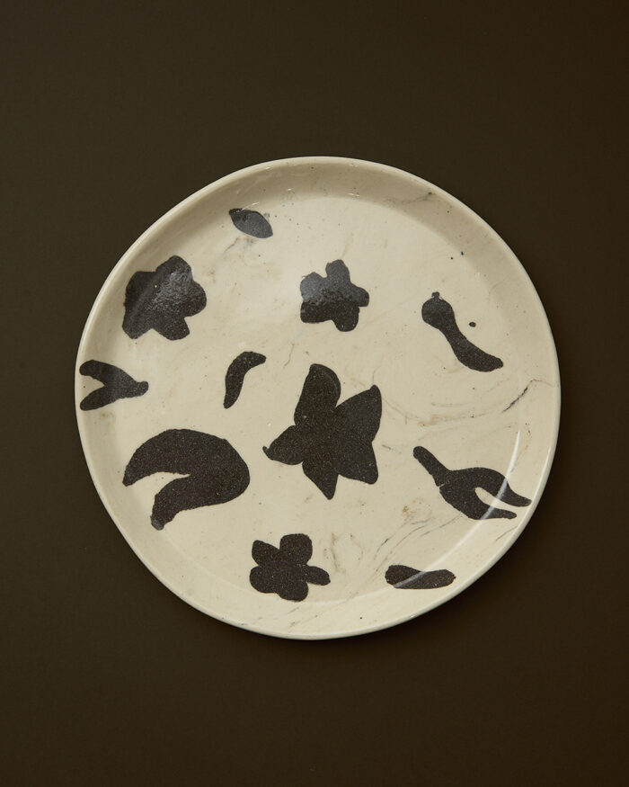 Prato medianoo en nerikomi con formas orgánicas en gres claro