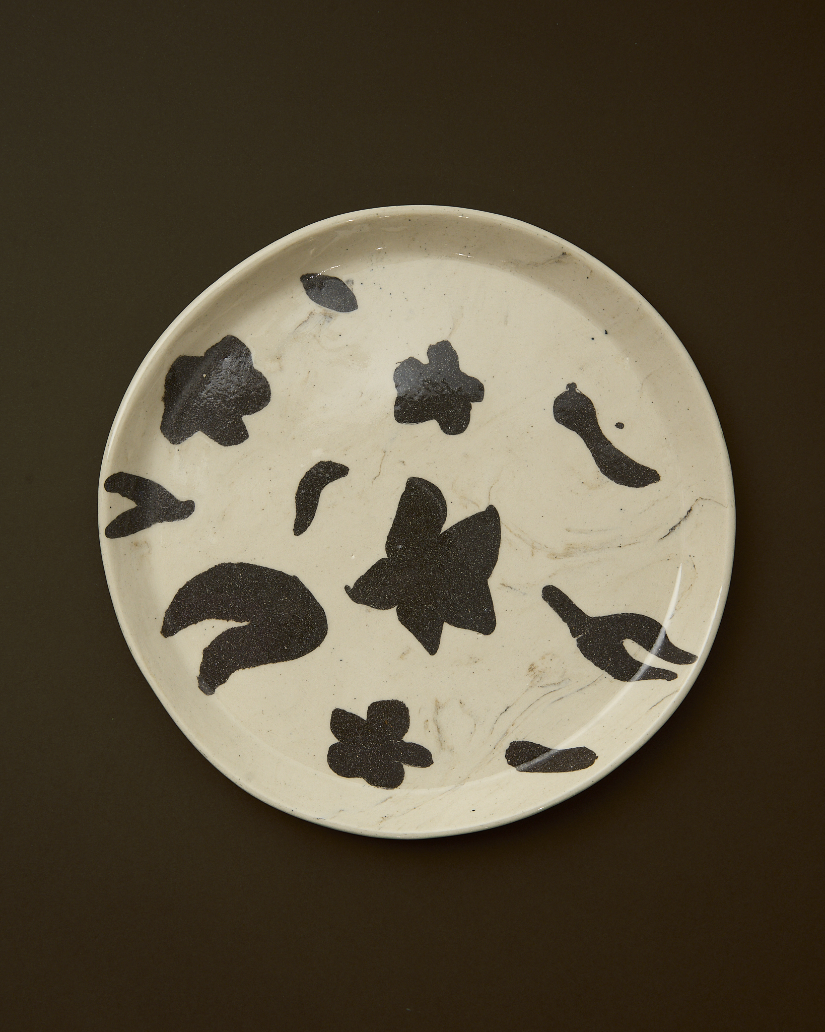 Prato medianoo en nerikomi con formas orgánicas en gres claro