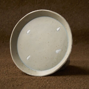 Prato pequeno da colección “Pingas” en gres moteado con esmalte transparente azulado