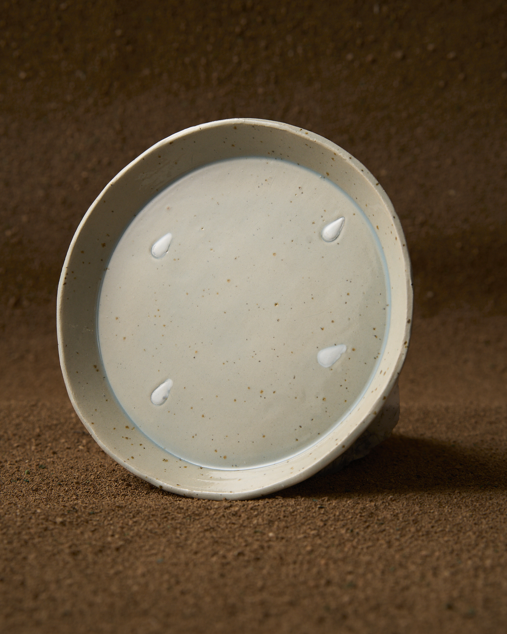 Prato pequeno da colección “Pingas” en gres moteado con esmalte transparente azulado